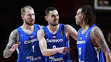 etí basketbalisté Patrik Auda, Tomá Satoranský a Blake Schilb (zleva) se...