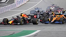 Max Verstappen (vpravo) z Red Bullu na startu Velké ceny Rakouska F1