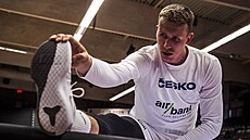 �eský basketbalista Tomá� Vyoral se rozcvi�uje.