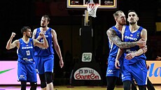 etí basketbalisté oslavují trefu Tomáe Satoranského (vpravo) proti Kanad....