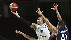 Český basketbalista Blake Schilb u míče ve finále olympijské kvalifikace proti...