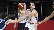 Český basketbalista Tomáš Satoranský u míče ve finále olympijské kvalifikace...