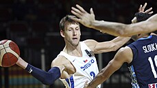 eský basketbalista Jan Veselý u míe ve finále olympijské kvalifikace proti...