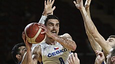 Český basketbalista Tomáš Satoranský u míče ve finále olympijské kvalifikace...