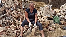 Obec Stebno se vzpamatovává z ni�ivé bou�e. Místním pomáhá s odklízením sutí...