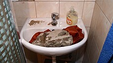 Zlod�j v trafice ucpal umývadlo a pustil vodu.