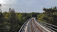 Transverz�lka vede v Zahr�dk�ch po ocelov�m viaduktu. Most je 160 metr� dlouh�...