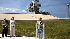 Slavnostní pedání rampy LC-39A spolenosti SpaceX. Zleva: Charles Bolden,...
