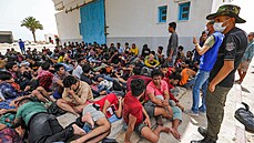 Migranti zachránni tuniskou národní gardou 24. ervna 2021 pi pokusu o...