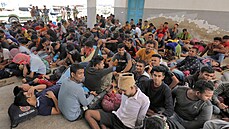 Migranti zachránni tuniskou národní gardou 24. ervna 2021 pi pokusu o...