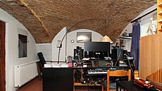 Pod starými klenutými stropy si hudebník postavil pracovnu a nahrávací studio.