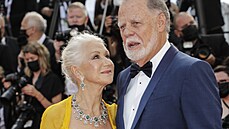 Helen Mirrenová a Taylor Hackford (Cannes, 6. ervence 2021)