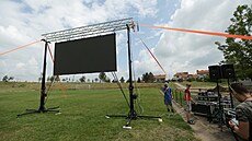 Velkoplo�né obrazovky v obcích posti�ených tornádem. (3. �ervence 2021)