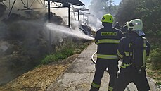 Po�ár haly s uskladn�nou slámou v Kory�anech na Krom��í�sku. (6. �ervence 2021)
