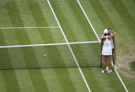 eská tenistka Karolína Plíková (vpravo) se po zápase objímá s erstvou...