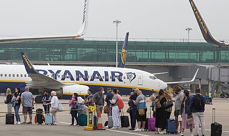 Letadlo spolenosti Ryanair na londýnském letiti Stansted. (27. ervna 2021)