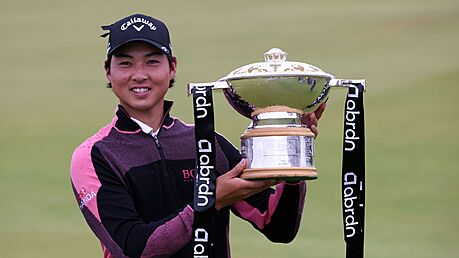 Australský golfista Min Woo Lee s trofejí pro vítze Scottish Open.