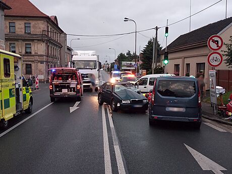 Nehoda kamionu a dvou osobních aut na kiovatce ulic Koutníkova a Jilemnického...