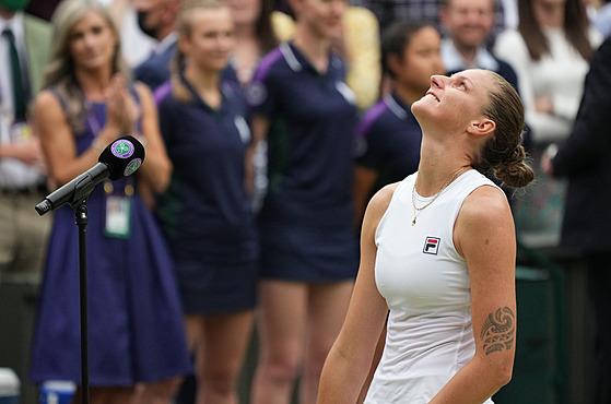 Karolína Plíšková během závěrečného ceremoniálu po finále Wimbledonu