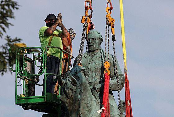 Dlníci v Charlottesville v americkém stát Virginia demontují sochu generála...