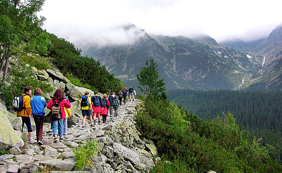 Turisté na stezce mezi trbským a Popradským plesem. Tato trasa ve Vysokých...