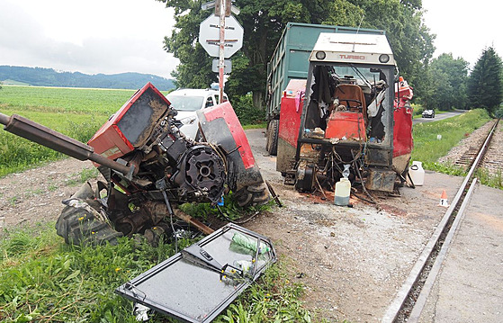 Na přejezdu mezi Štíty a Herolticemi na Zábřežsku vjel traktor pod vlak....