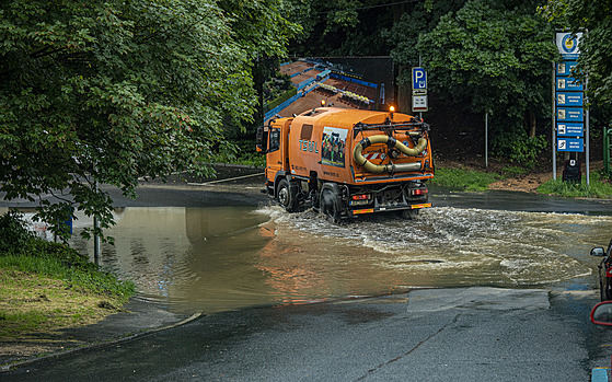 Ve Fibichov� ulici v Liberci se vytvo�ila 17. �ervence 2021 p�i silném de�ti...