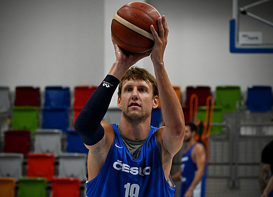 Jan Veselý bhem závrené pípravy eských basketbalist ped olympijskými...