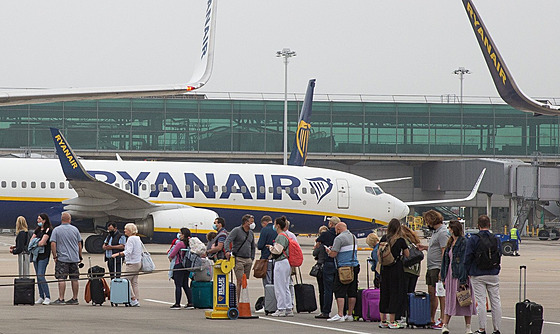 Letadlo spolenosti Ryanair na londýnském letiti Stansted. (27. ervna 2021)