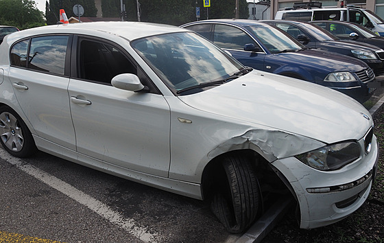Nabouraný vůz BMW, ve kterém jel řidič s více než čtyřmi promile alkoholu.