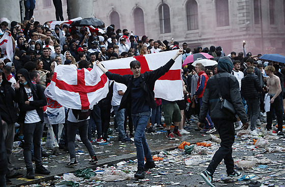 Anglití fanouci na námstí Trafalgar square v Londýn.