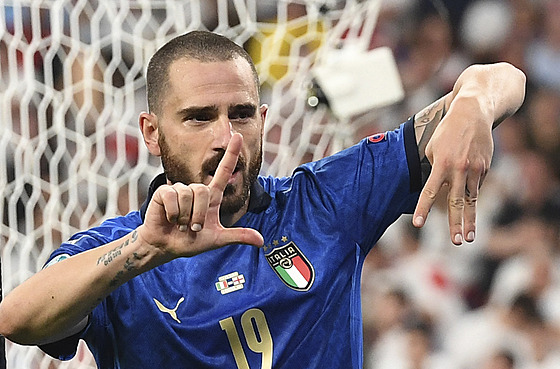 Oslavné gesto Leonarda Bonucciho po vyrovnávací brance ve finále Eura.