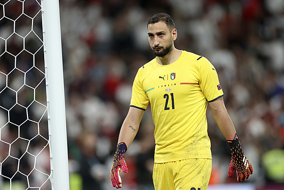 Italský branká Gianluigi Donnarumma se pipravuje na pokutové kopy.