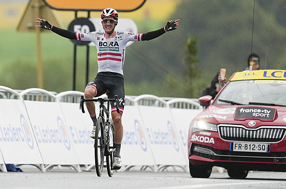 Patrick Konrad se raduje ze svého vítězství v šestnácté etapě Tour de France.
