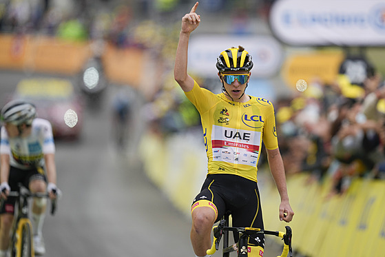 Pogačarovo vítězné gesto v osmnácté etapě Tour de France.