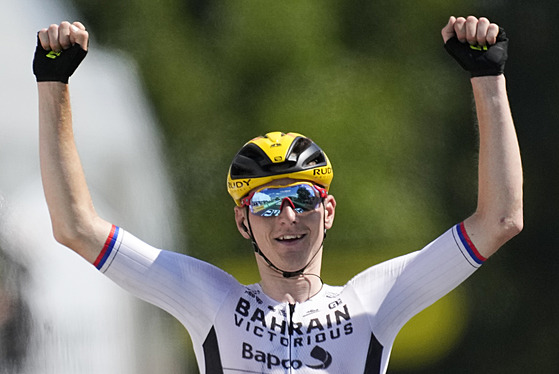 Matej Mohori slaví vítzství v 19. etap Tour de France.