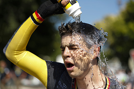 Wout van Aert se osvuje v cíli asovky.