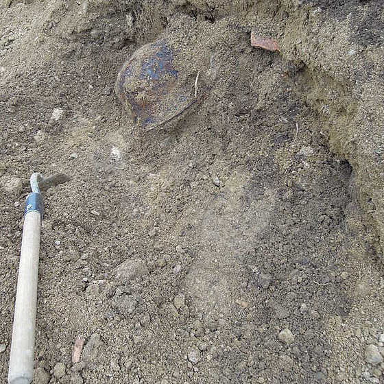 Ve výhozu zeminy v Žabčicích našli archeologové ocelovou helmu patřící...