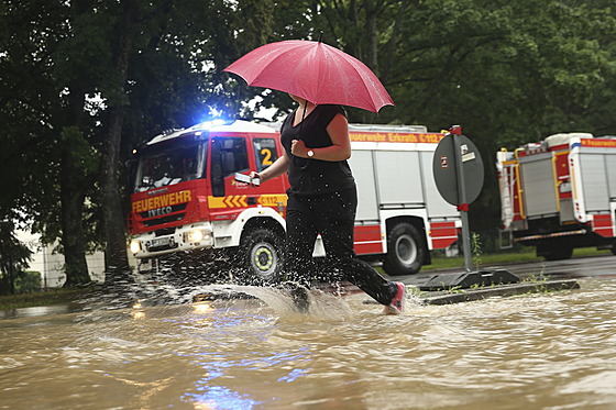 Hasiská záchranná auta v zaplaveném Düsseldorfu (14. ervence 2021)