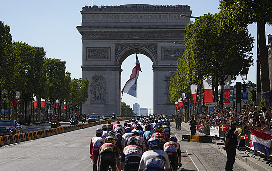 Peloton míí bhem jedenadvacáté etapy Tour de France k vítznému oblouku.