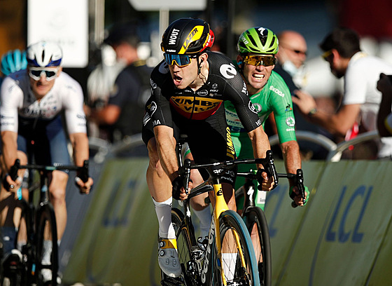 Wout van Aert se raduje z vítězství v poslední etapě Tour de France.