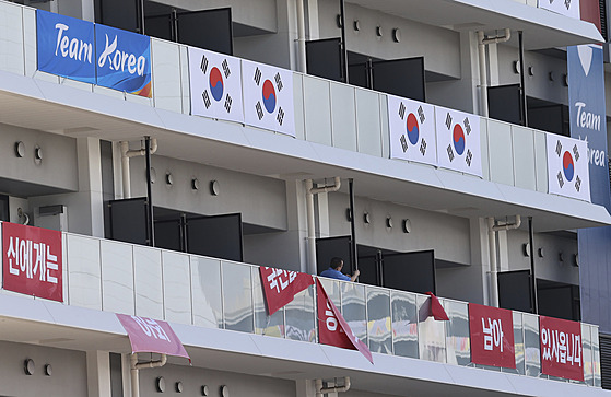 Jihokorejtí sportovci vyvsili na balkonech v olympijské vesnici v Tokiu...