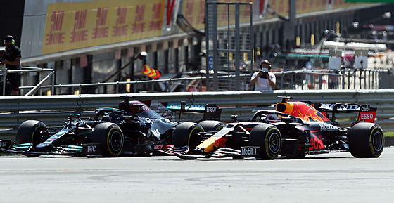 Max Verstappen a Lewis Hamilton po startu Velké ceny Británie formule 1.