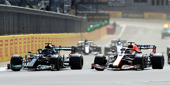Max Verstappen a Lewis Hamilton po startu Velké ceny Británie formule 1.