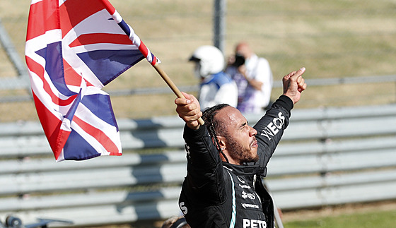 Lewis Hamilton slaví triumf ve Velké cen Británie formule 1.