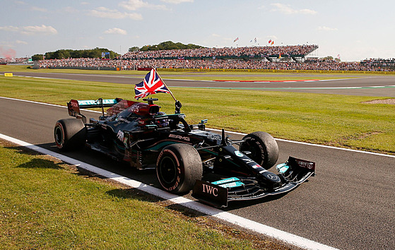 Lewis Hamilton slaví vítzství ve Velké cen Británie formule 1.