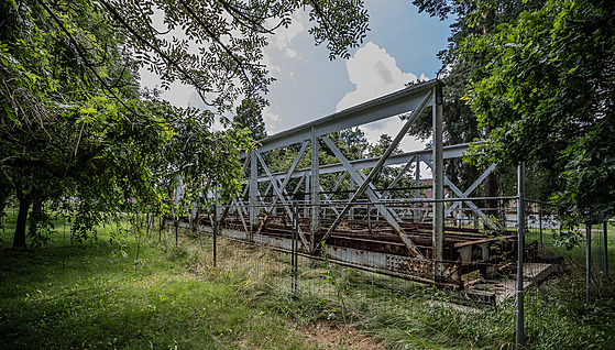 Torzo stoletého mostu v hradeckých Svinarech u řeky Orlice (12. 7. 2020)