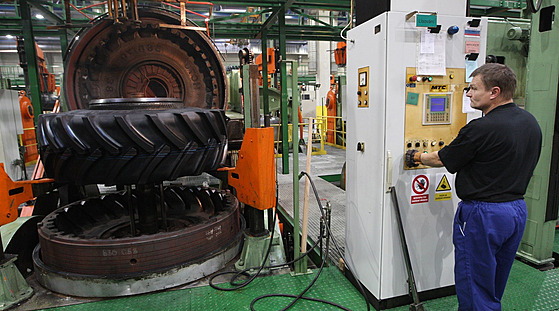 Výroba pneumatik ve firmě Mitas