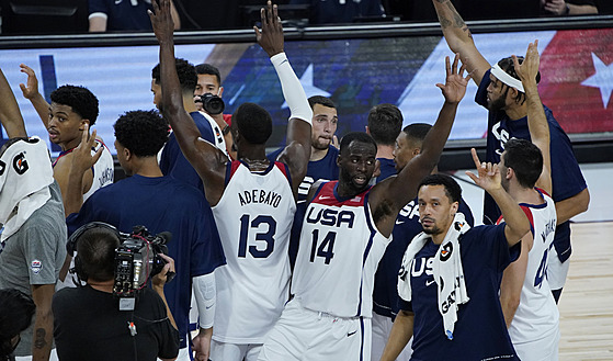 Amerití basketbalisté se radují z výhry v pípravném duelu se panlskem.