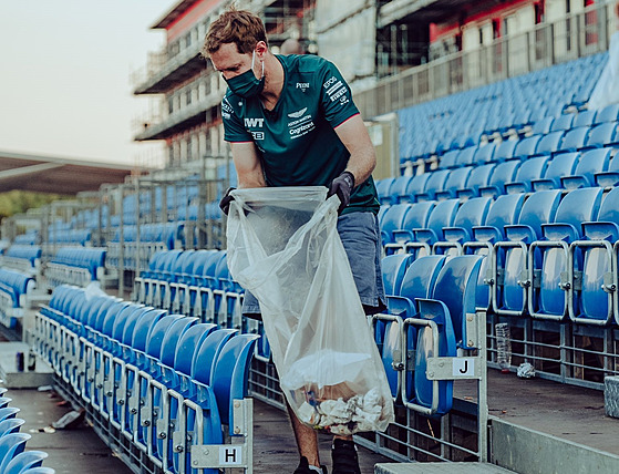 Sebastian Vettel v roli sběrače odpadků.
